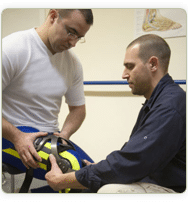 home_thumb_img4 patient with knee brace and a physical therapist