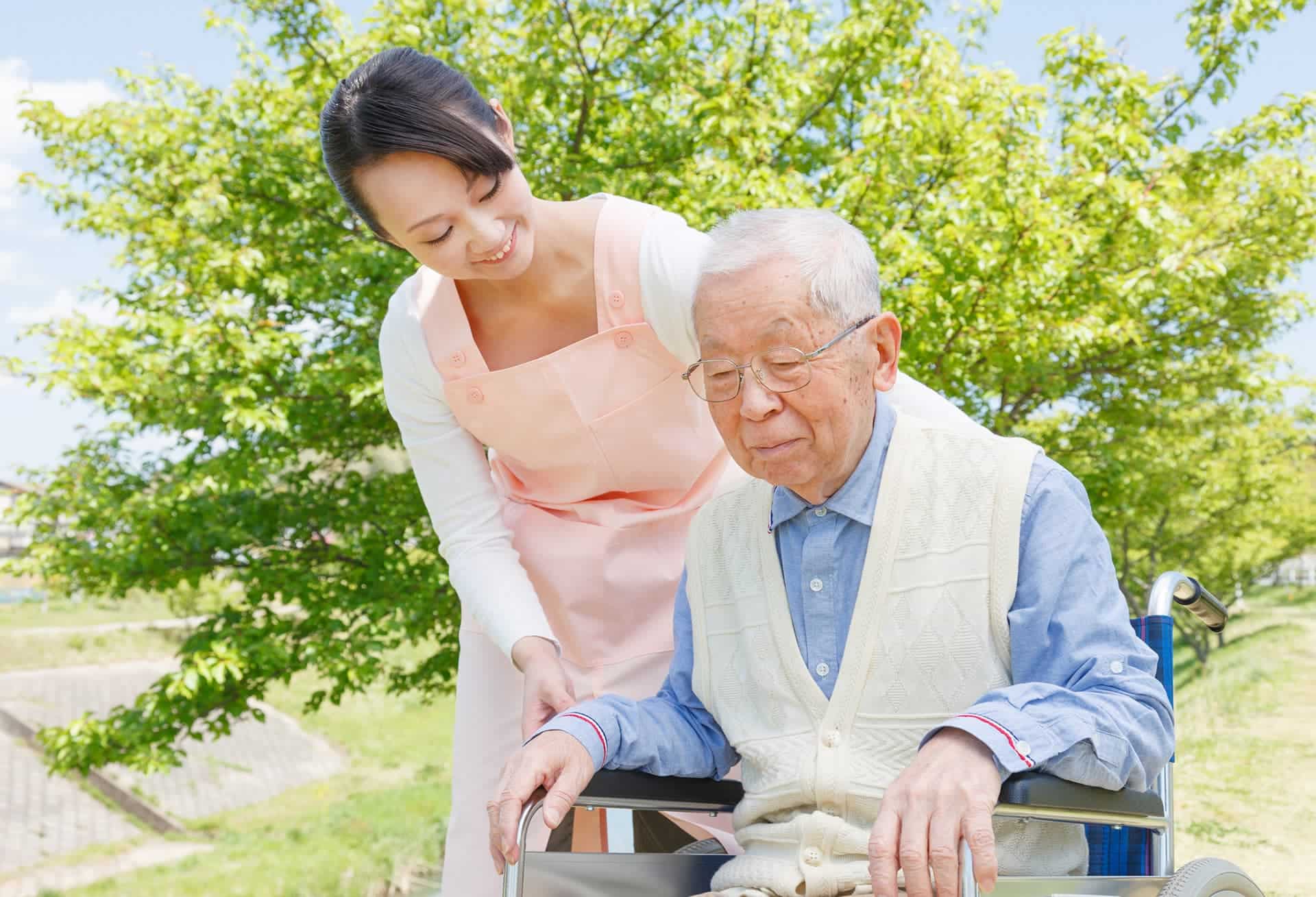 Asian-Nurse-min patient with knee brace and a physical therapist