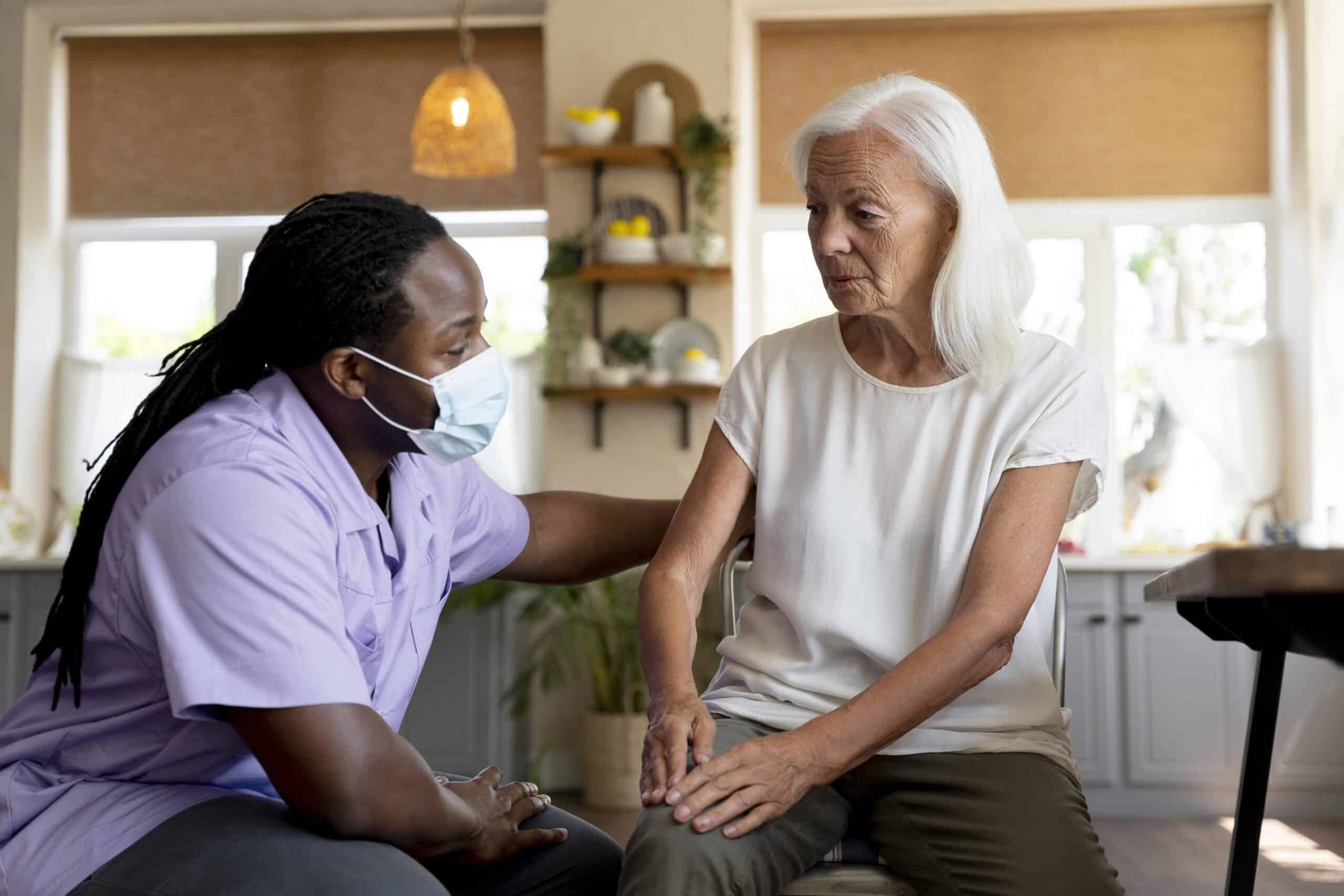 trabajador-social-masculino-cuidando-anciana (1)-min companion care